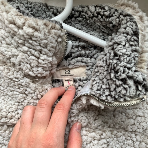 Universal Thread fuzzy jacket - Picture 3 of 3